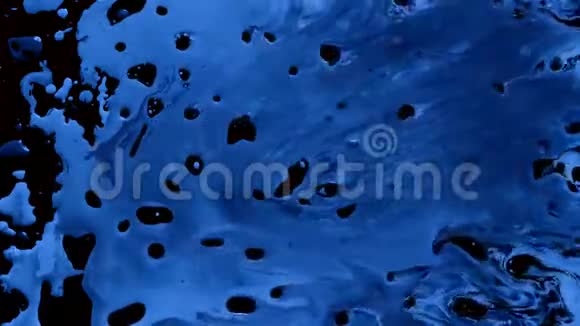 黑色油水中的蓝色水彩墨水冷却趋势屏保视频的预览图