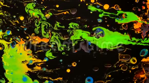 油水中多色水彩墨冷却趋势屏保视频的预览图