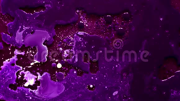 油水中的红色和紫色水彩墨冷却趋势屏保视频的预览图