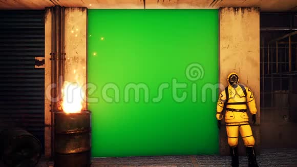 一个穿黄色防护服的人站在大楼外面靠在绿色的屏幕上穿着细菌服的男人视频的预览图