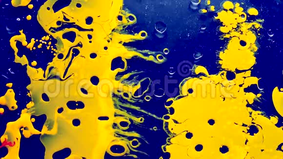 油性水中的黄色猩红和蓝色水彩墨水冷却趋势屏保视频的预览图