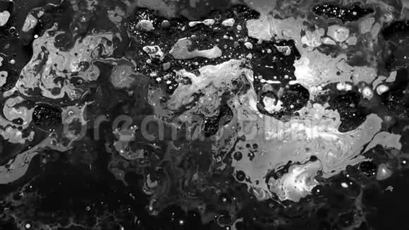 熔化金属铅油水中的黑白水彩墨冷却趋势屏保视频的预览图