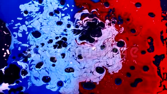 油水中彩色水彩墨水冷却趋势屏保视频的预览图