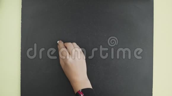 上景女人用粉笔在黑板上写下办公室这个词视频的预览图