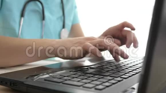 一个手提电脑的女医生视频的预览图