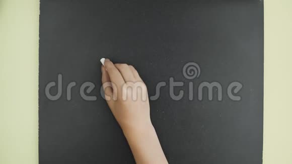 上景女人用粉笔在黑板上写TEAMWork这个词视频的预览图