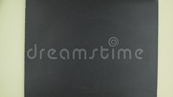 上景女人用粉笔在黑板上写HYPE这个词视频的预览图