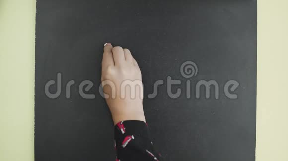 上景女人用粉笔在黑板上写下家庭办公室这个词视频的预览图