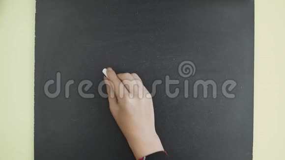 上景女人用粉笔在黑板上写Work这个词视频的预览图