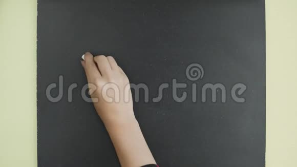 上景女人用粉笔在黑板上写单词Business视频的预览图