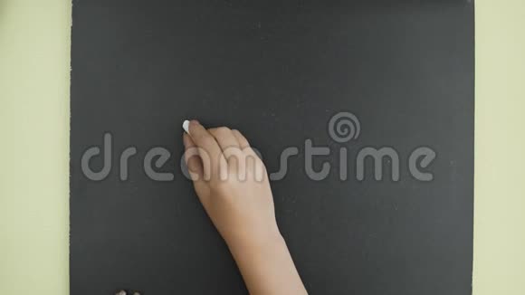 上景女人用粉笔在黑板上写会议这个词视频的预览图