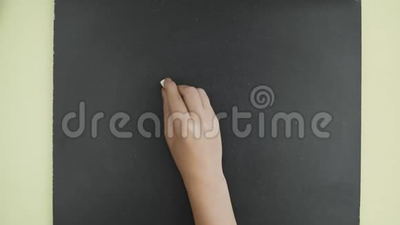 上景女人用粉笔在黑板上写单词FITNess视频的预览图