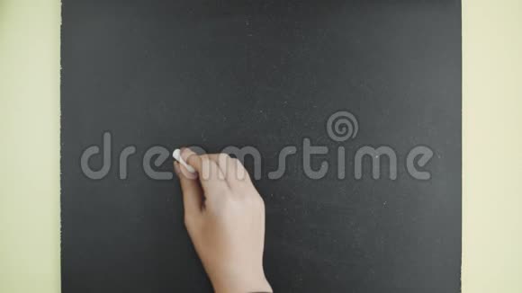 上景女人用粉笔在黑板上写Lesson3这个词视频的预览图