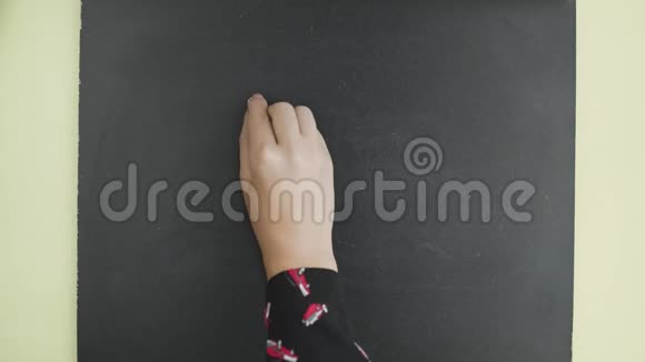 上景女人用粉笔在黑板上写家这个词视频的预览图