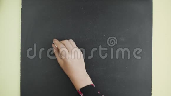 上景女人在黑板上用粉笔写单词YOUTUBE视频的预览图