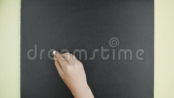 上景女人用粉笔在黑板上写Lesson1这个词视频的预览图