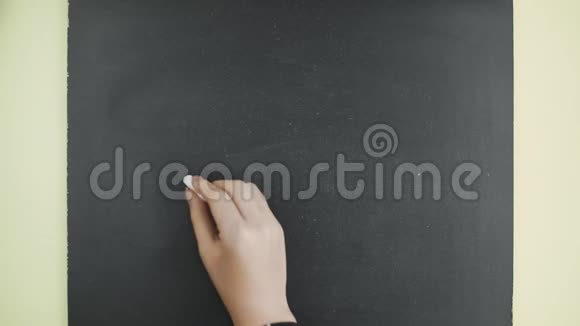 上景女人用粉笔在黑板上写Lesson4这个词视频的预览图
