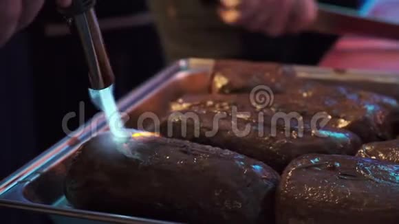 厨师用煤气炉煮鱼勺视频的预览图