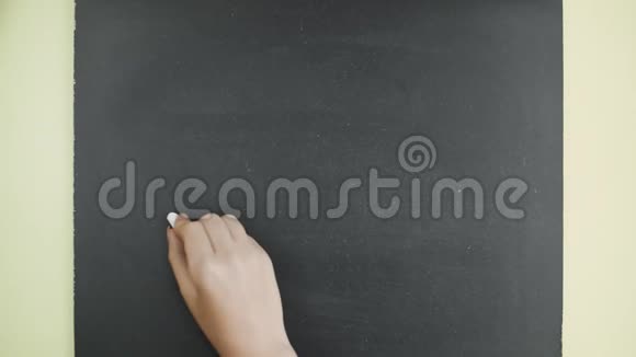 上景女人用粉笔在黑板上写Lesson5这个词视频的预览图