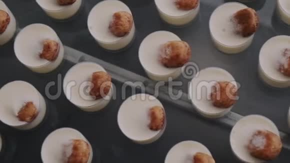 一套圆形甜点上面有杏仁味视频的预览图
