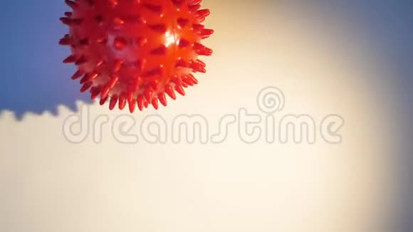 红球是一种看起来像白色背景下病毒细胞的模型这是日冕病毒疾病的图片视频的预览图