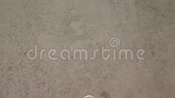 一个人穿着鞋子走在人行道上的俯拍镜头动作缓慢视频的预览图