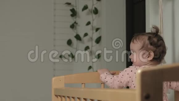 小孩子是一个在婴儿椅上欢快的女孩视频的预览图