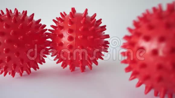 红球是一种看起来像白色背景下病毒细胞的模型这是日冕病毒疾病的图片视频的预览图