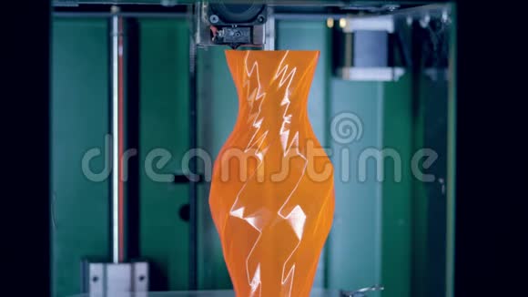 橙色花瓶由3D打印机完成视频的预览图
