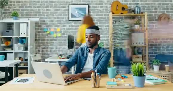 缩小非裔美国人在办公室使用笔记本电脑的时间间隔视频的预览图