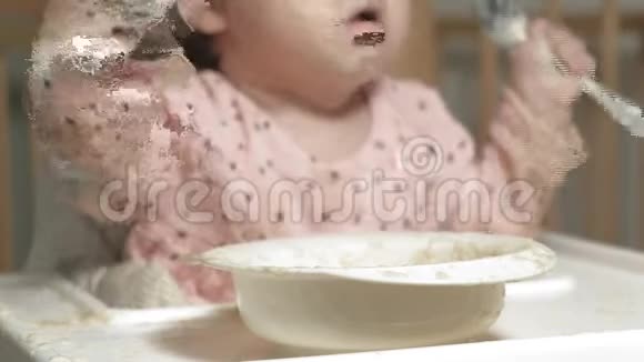 小学步的女孩吃粥视频的预览图