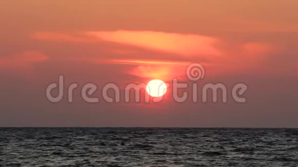 梅奥县克莱尔岛海平线上的大红日视频的预览图