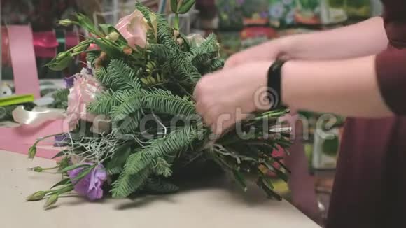 花店的工作创造一束鲜花视频的预览图