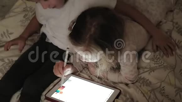 小朋友哥哥姐姐正躺在床上玩着平板电脑上床睡觉视频的预览图