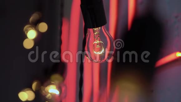电灯泡在室内装饰视频的预览图