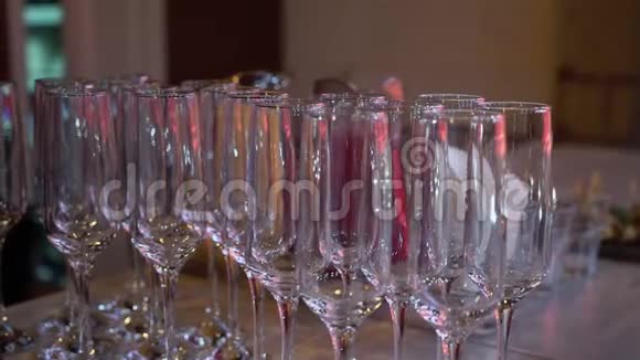 宴会上提供香槟或白起泡酒的玻璃杯视频的预览图