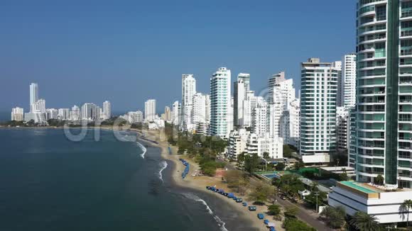 卡塔赫纳市著名海滩区Castillogrande的空中早景视频的预览图