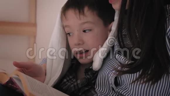 妈妈睡觉前给孩子读一本书失眠恶梦视频的预览图
