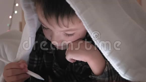 孩子躺在床上失眠睡眠不好视频的预览图