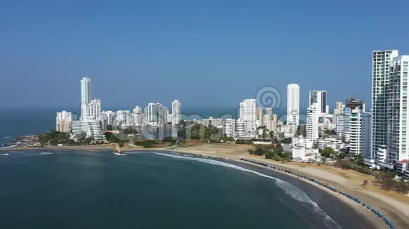在加勒比海岸的哥伦比亚卡塔赫纳德亚斯的现代天际线和豪华酒店度假胜地的鸟瞰图视频的预览图