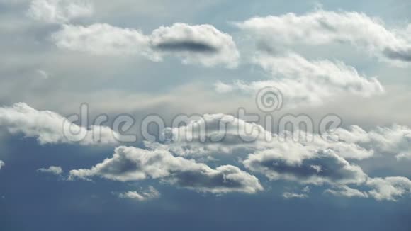 只有天空蓝天白云的美丽全景令人放松的移动转换云观视频的预览图