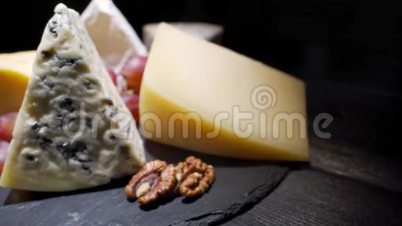 奶酪板块特写有几种水果和奶酪视频的预览图