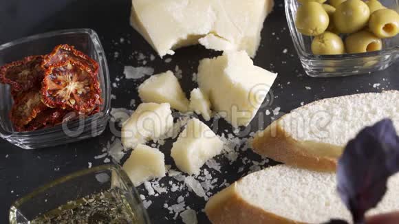 意大利传统食品视频帕尔马干酪干番茄和橄榄视频的预览图