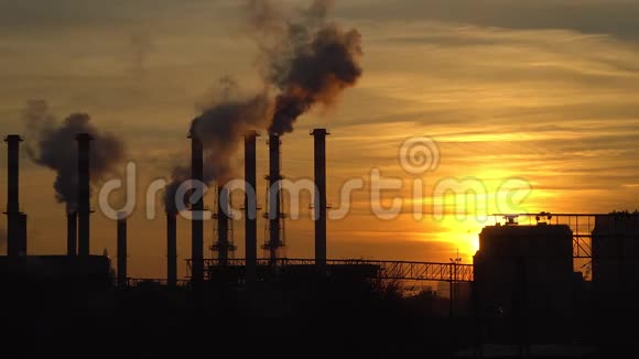 工业景观日落时热电厂的管道视频的预览图