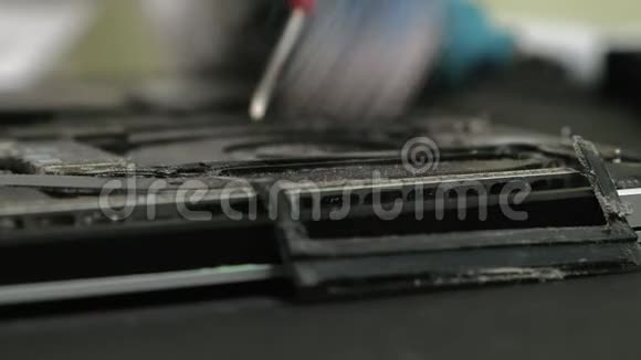 笔记本修理微型芯片关闭视频的预览图