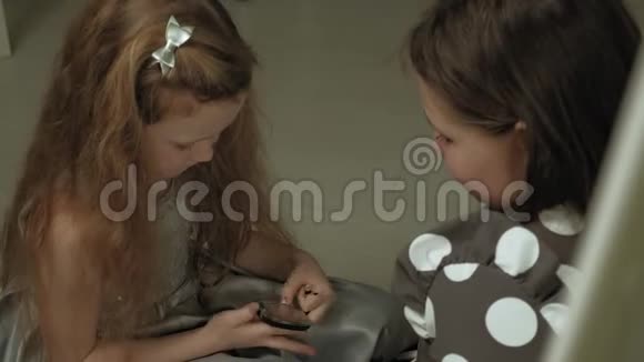 快乐的孩子和穿着裙子的妹妹互相化妆视频的预览图