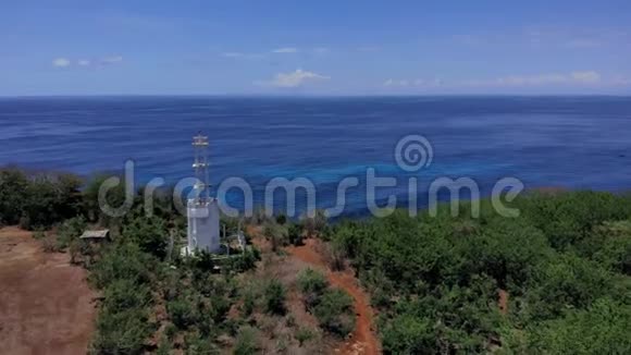 巴厘岛南部海岸悬崖边上一座废弃的白色灯塔的无人机视频视频的预览图