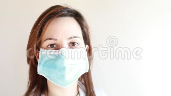 带个人防护面罩的护士面部紧闭视频的预览图