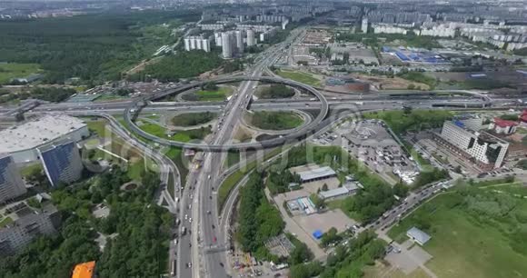 莫斯科立交交通鸟瞰图视频的预览图