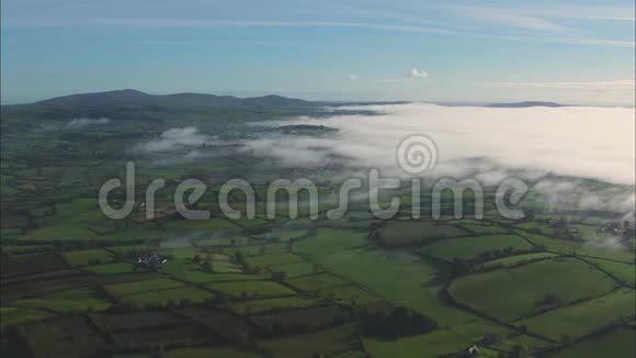 英国绿色农田和云层的鸟瞰图视频的预览图